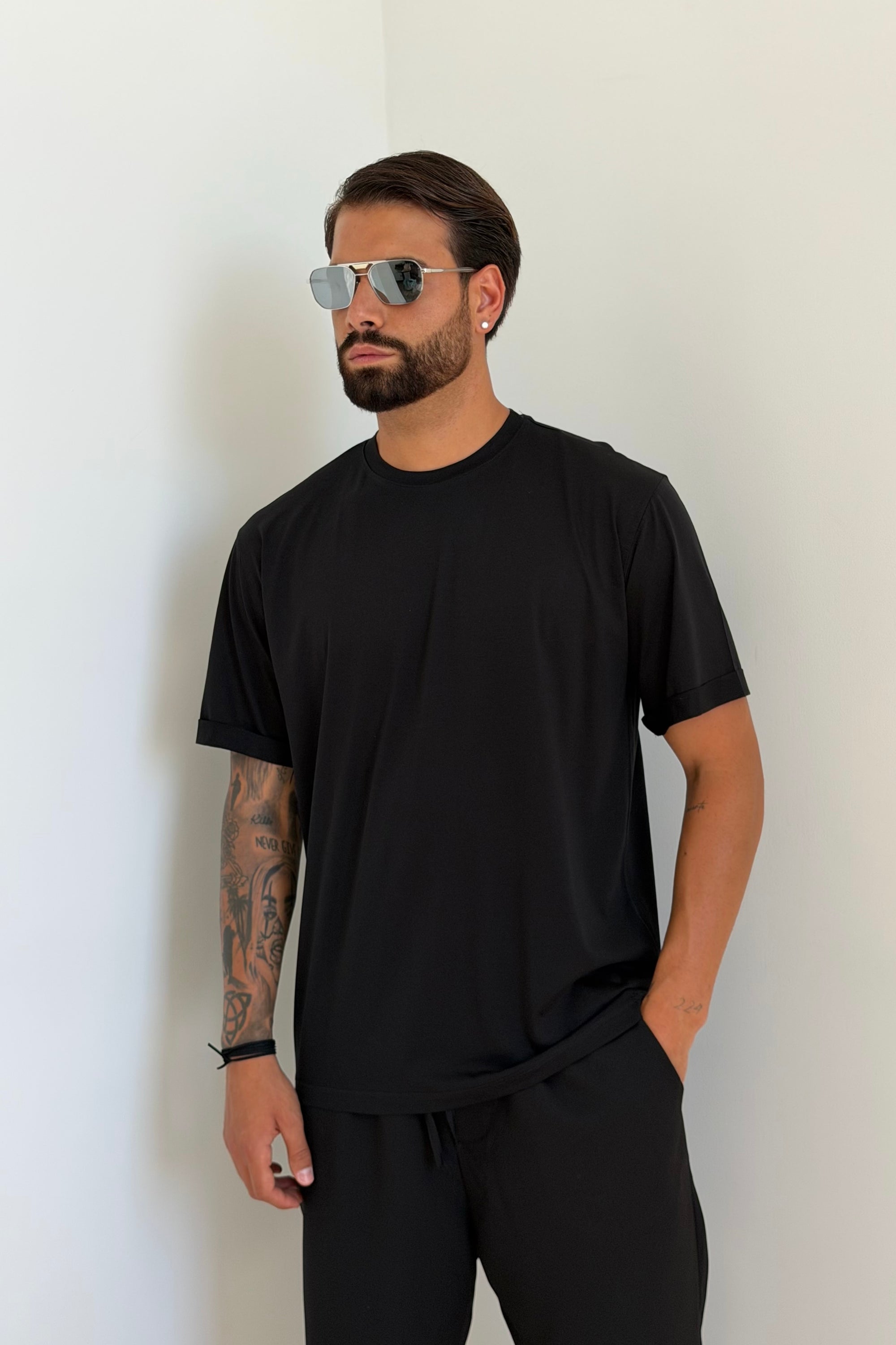 T-shirt RISVOLTO nera