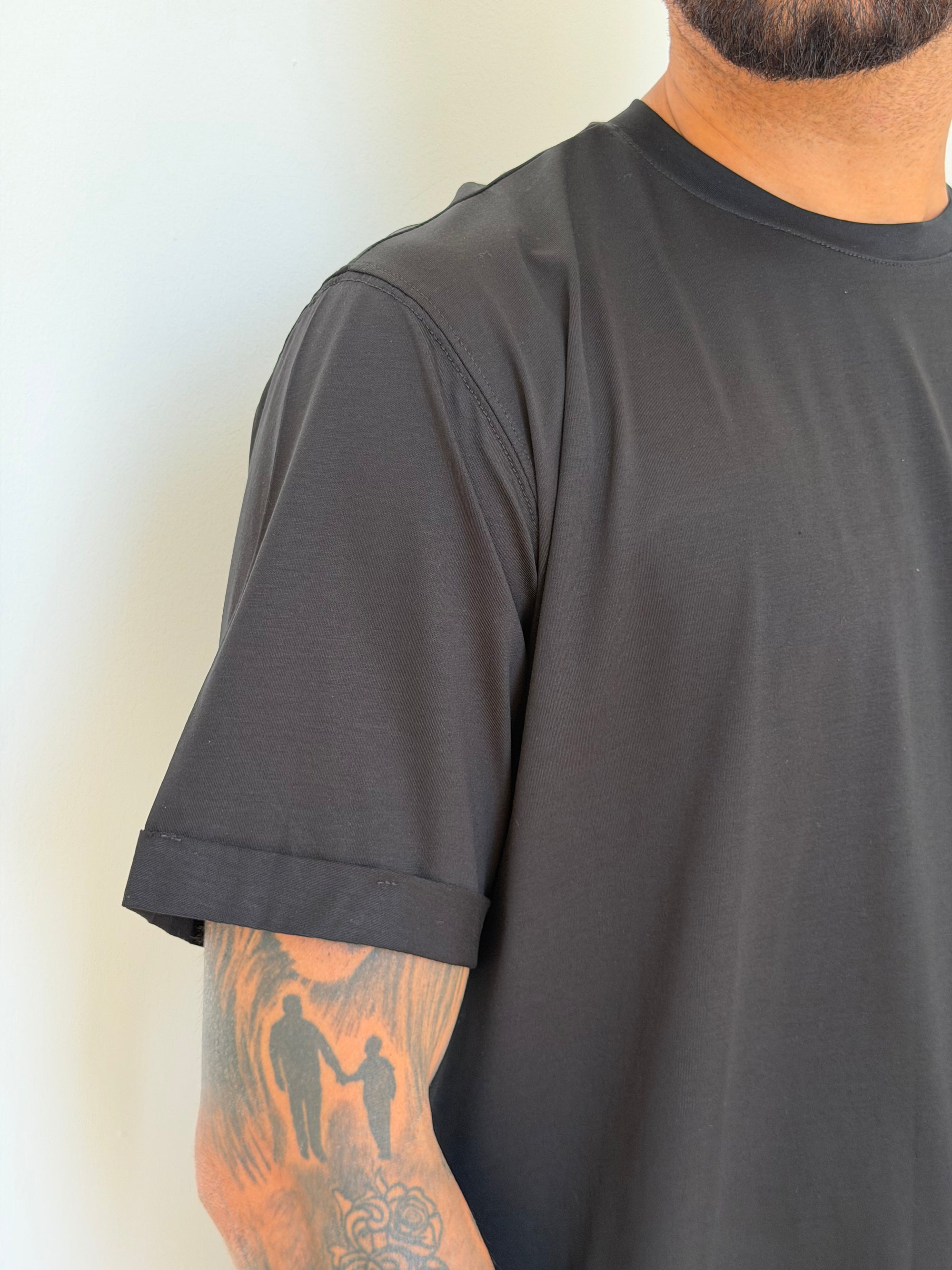 T-shirt RISVOLTO nera